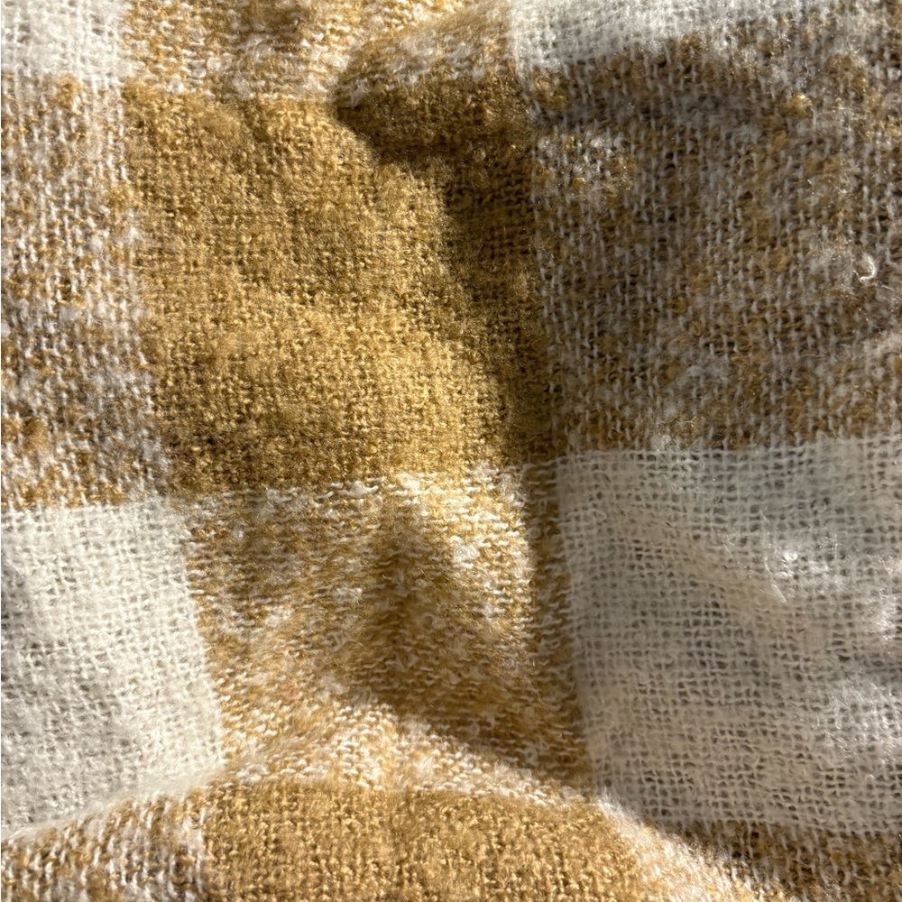 Uniqlo Textured Scarf in Gold and Cream